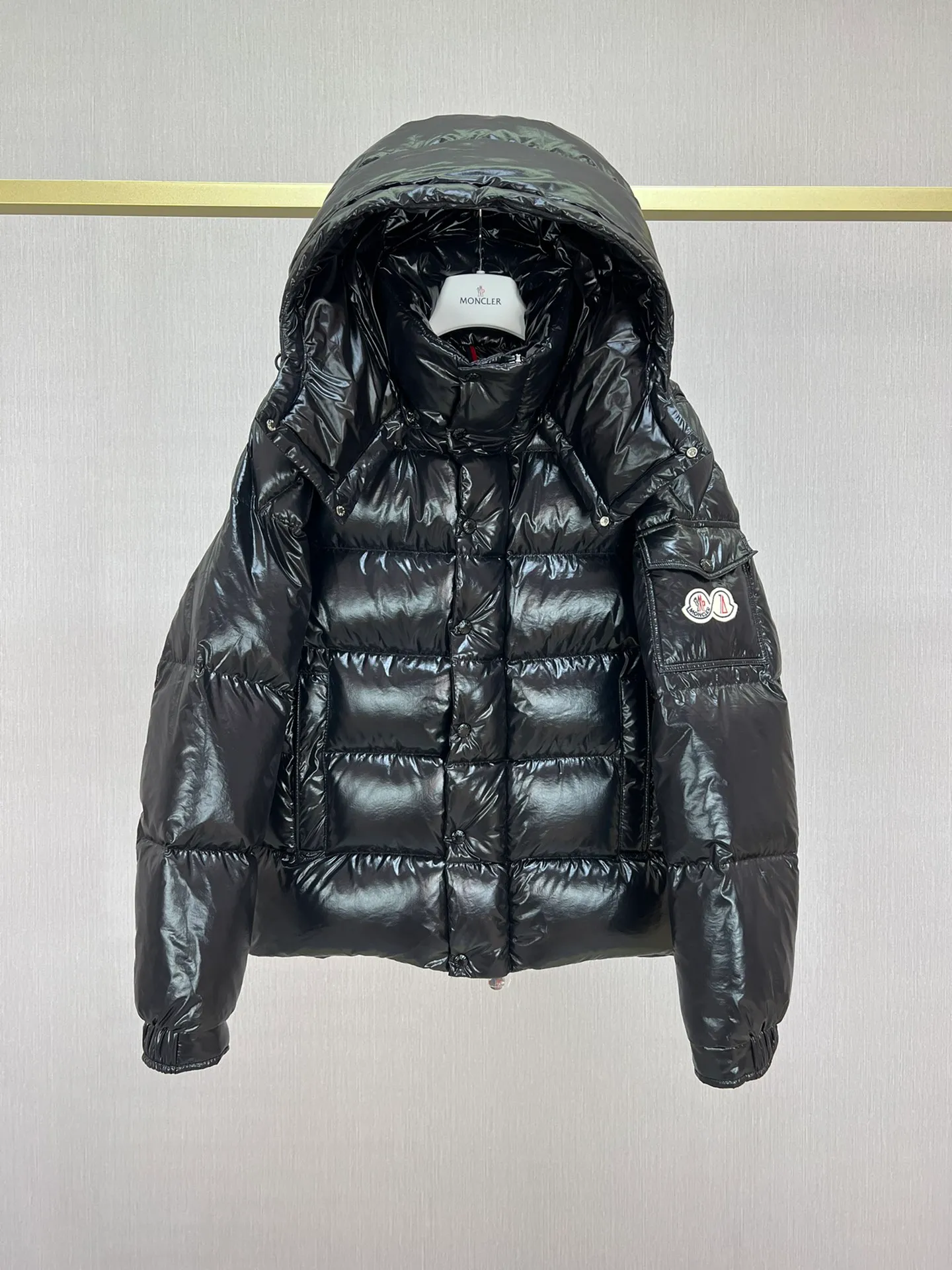 P390 Moncler/ 2026 70 、 。 DNA ， ， 。 Classic ， 、 。 Classic 70 。 Quality， 90 ，Premium Quality ， ，Black ！ Sizes M-3XL